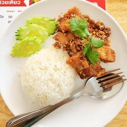 หมูกรอบผัดกระเทียม