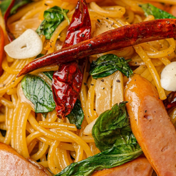 สปาเกตตี้เบคอน/ไส้กรอก ผัดพริกแห้ง Spaghetti with bacon & chili