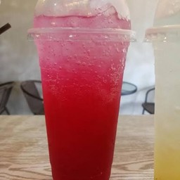 สตอเบอรี่โซดา