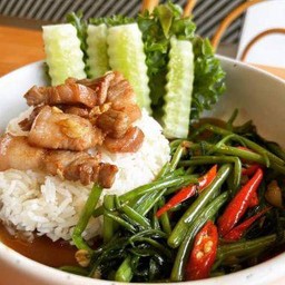 ข้าวหมูทอด/ไก่ทอด ผักบุ้งไฟแดง Morning Glory