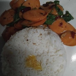 กระเพราไส้กรอกไก่ราดข้าว