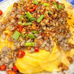 ข้าวหมูสับคั่วพริกเกลือไข่ข้น