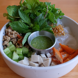 ก๋วยเตี๋ยวยำบก Thai rice noodle salad