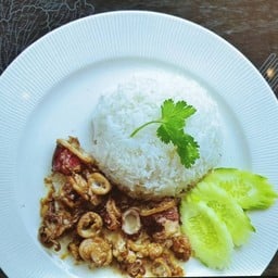ข้าวหมึกทอดกระเทียม