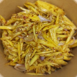 ยำมะม่วง (แบบใส่ข้าวคั่วและปลาร้า)