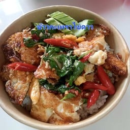 ข้าวกะเพราไข่ดาว