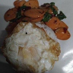 กระเพราไส้กรอกไก่ราดข้าวไข่ดาว