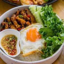 ข้าวหมูสามชั้นคั่วพริกเกลือ ไข่ดาว Rice with stir-Fried Pork Belly with Chili and Salt+egg