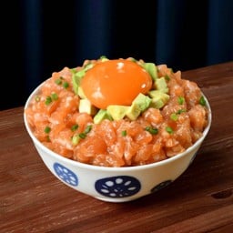 เมชิ ข้าวหน้าแซลมอนสับซอสทาร์ทาร์ และ ไข่ญี่ปุ่นพรีเมี่ยม