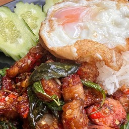 ข้าวราดกะเพราพหมูกรอบ