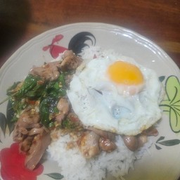 กระเพราเครื่องในไก่