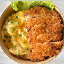 ไก่ทงคัตสึครีมซอสไข่ข้นราดข้าว