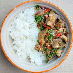 กะเพราเครื่องในไก่ราดข้าว