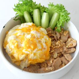 ข้าวไข่ขยี้ กระเทียมพริกไทย Rice with garlic & pepper & scramble egg