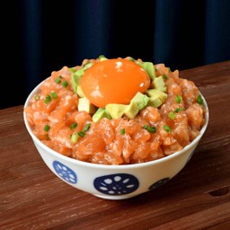 เมชิ ข้าวหน้าแซลมอนสับซอสทาร์ทาร์ และ ไข่ญี่ปุ่นพรีเมี่ยม