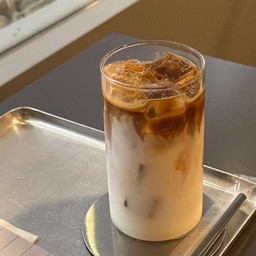 โฮจิฉะลาเต้ Houjicha Latte (แยกน้ำกับน้ำเเข็ง)