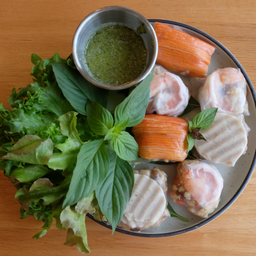 ก๋วยตี๋ยวลุยสวนรวมไส้ Thai rice noodle salad rolls