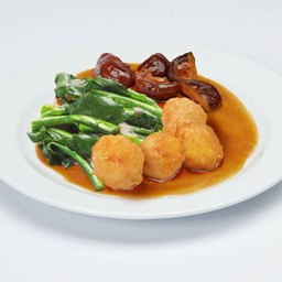 ลูกชิ้นกุ้งจักรพรรดิเจี๋ยนคะน้าฮ่องกงเห็ดหอม