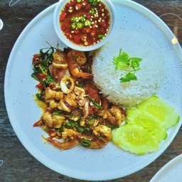 ข้าวราดผัดกระเพราทะเล