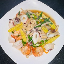 กุ้ง-ปลาหมึกผัดน้ำมันหอยใส่ข้าวโพดอ่อน