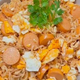 ไวไวผัดแห้ง (ออริจินัล) ใส่ไข่&ไส้กรอก