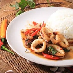 ข้าว กระเพรา ปลาหมึก