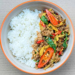 กะเพราหมูสับหน่อไม้ราดข้าว