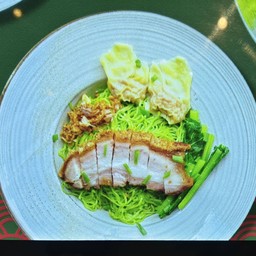 บะหมี่เกี๊ยวแห้งหมูกรอบ