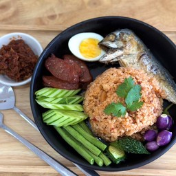 ข้าวคลุกน้ำพริกเผาหมูสับ