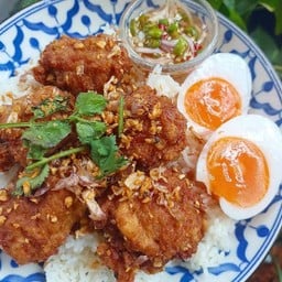 ข้าวหน้าหมูก้อนทอดกระเทียม + ไข่ต้ม
