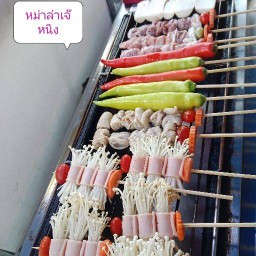 ข้าวเหนียวหมูปิ้งไก่ย่าง+ลูกชิ้นทอดหน้าบ้านเจ๊หนิงแยกโนเบิ้ล