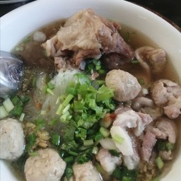 ก๋วยเตี๋ยวลูกชิ้นหมู เนื้อตุ๋น
