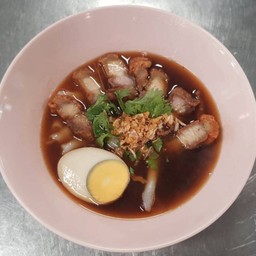 ก๋วยจั๊บ พิเศษหมูกรอบ