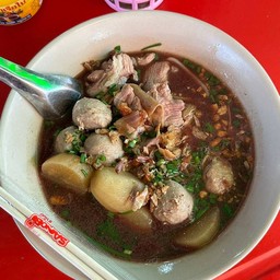 ก๋วยเตี๋ยว ลูกชิ้นหมู เนื้อหมูสด