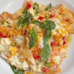 ไข่ขยี้พริก โรยใบกระเพรา ราดข้าว