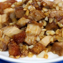 หมูกรอบกระเทียมพริกไทย(กับข้าว)🐷