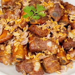 ข้าวซี่โครงหมูทอดกระเทียม + ไข่ดาว