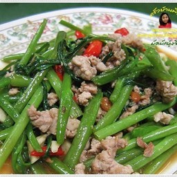 ผัดผักบุ้งราดข้าว