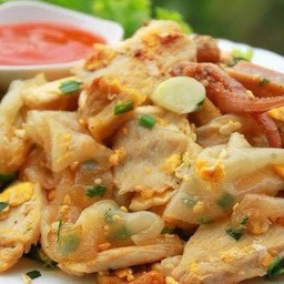 คั่วไก่เส้นใหญ่ปลาหมึกกรอบ