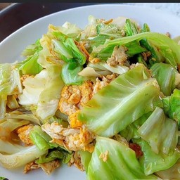 กระหล่ำปลีผัดไข่ราดข้าว