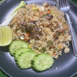 ข้าวผัดหมูกรอบ