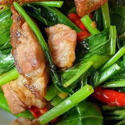 คะน้าหมูกรอบ(กับข้าว)🐷