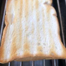 ขนมปังปิ้งทานหมูสะเต๊ะ