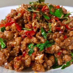 กระเพราเนื้อสับ(กับข้าว)