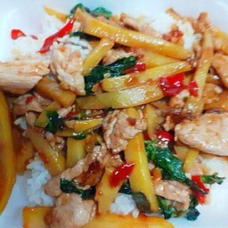 ข้าว + ผัดกะเพราไก่ใส่หน่อไม้