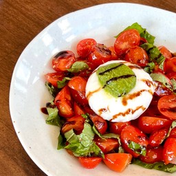 Burrata & Tomato (V) บูราต้าสลัด