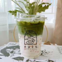 Matcha Coconut Latte (มัทฉะมะพร้าวนมสด)