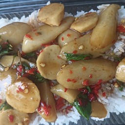 กระเพราลูกชิ้นราดข้าว (ลูกชิ้นหมูและลูกชิ้นปลา)