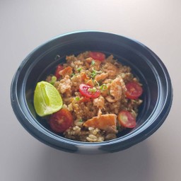 ข้าวผัดกระเทียมปลาแซลมอน