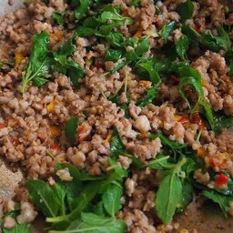 กระเพราหมูสับ (กับข้าว)